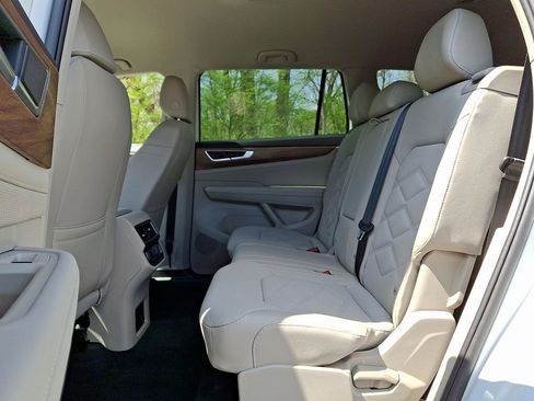 Used 2025 Volkswagen Atlas SE image 10