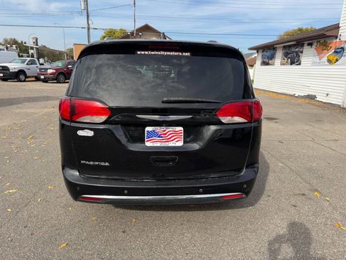 Used 2019 Chrysler Pacifica Touring-L image 7