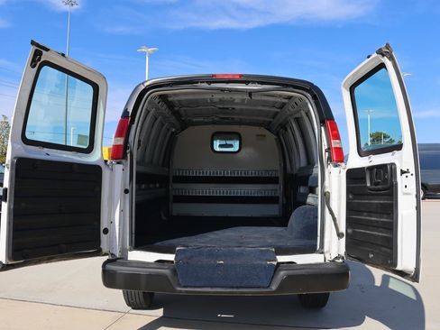 Used 2018 Chevrolet Express 2500 image 15