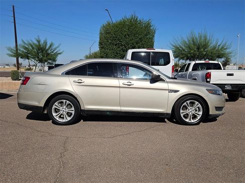 Used 2017 Ford Taurus SE image 3