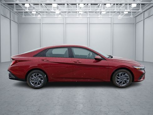 Used 2024 Hyundai Elantra Blue image 7