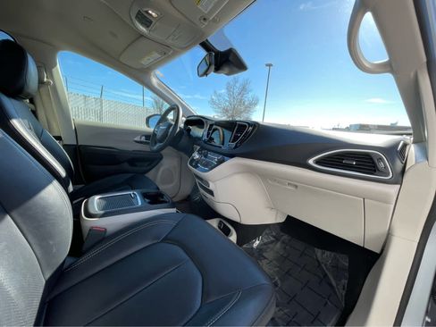Used 2024 Chrysler Pacifica Touring-L image 27