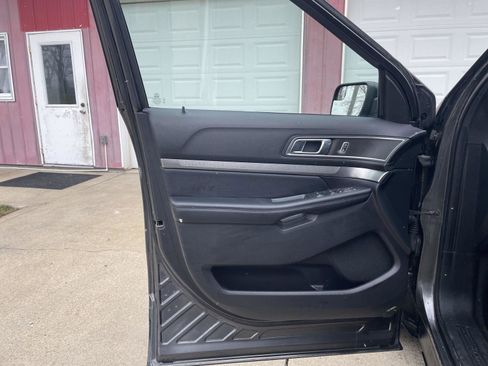 Used 2018 Ford Explorer XLT image 9