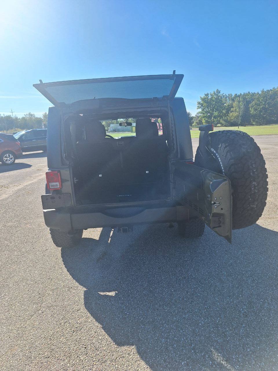 Used 2016 Jeep Wrangler Sport w/ Connectivity Group AWD/4WD image 5
