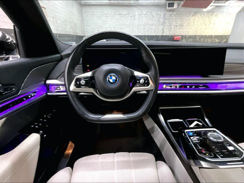 Used 2024 BMW i7 xDrive60 w/ Executive Package AWD/4WD image 8