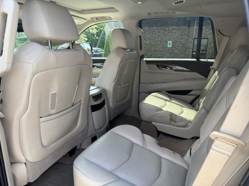 Used 2019 Cadillac Escalade Luxury RWD image 13