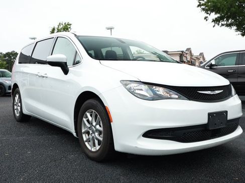 Used 2022 Chrysler Voyager LX FWD image 3