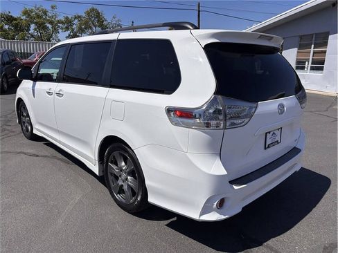 Used 2017 Toyota Sienna SE w/ SE Preferred Package FWD image 3