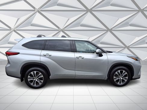 Used 2021 Toyota Highlander XLE AWD/4WD image 12