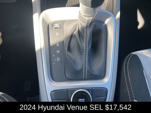 Used 2024 Hyundai Venue SEL image 21