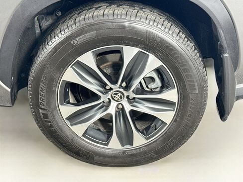 Certified 2025 Toyota Highlander XLE image 9