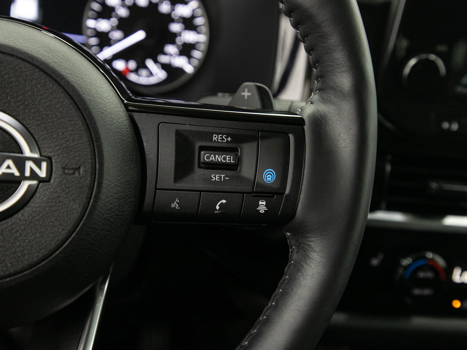 Used 2024 Nissan Pathfinder SL AWD/4WD image 27
