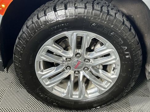 Used 2023 GMC Yukon XL SLT image 9