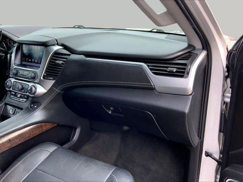 Used 2018 Chevrolet Suburban LT RWD image 19