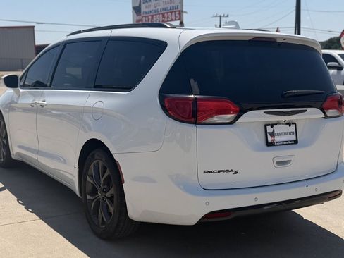 Used 2018 Chrysler Pacifica Touring-L Plus FWD image 8
