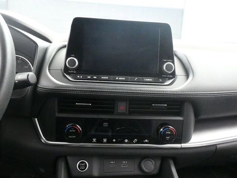 Used 2023 Nissan Rogue SV image 12