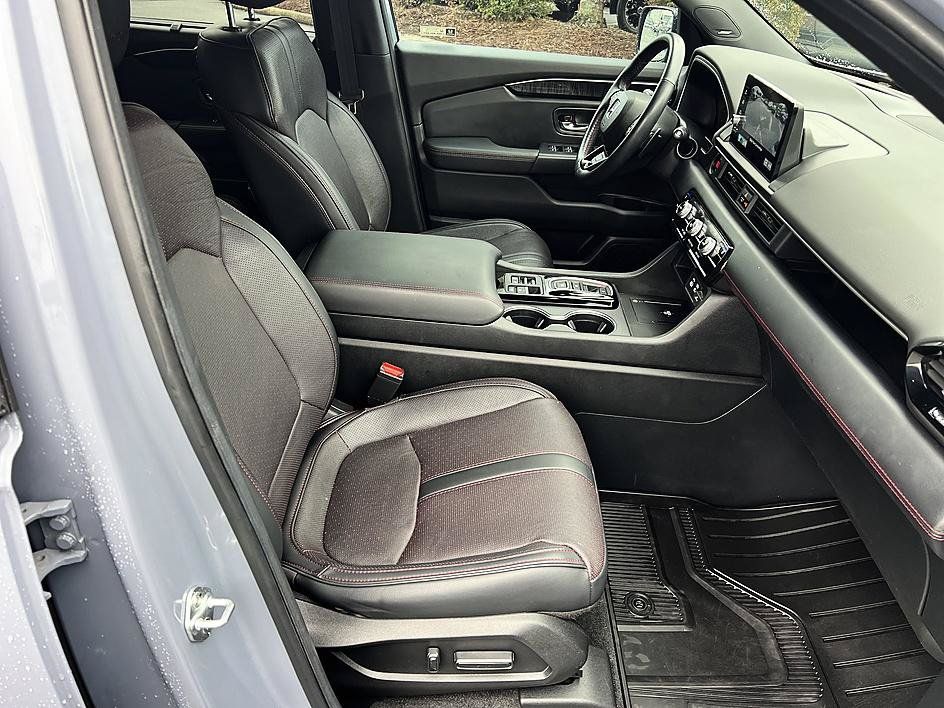Used 2025 Honda Pilot Black Edition image 17