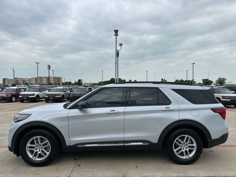 Used 2025 Ford Explorer Active w/ Active Comfort Package RWD image 5