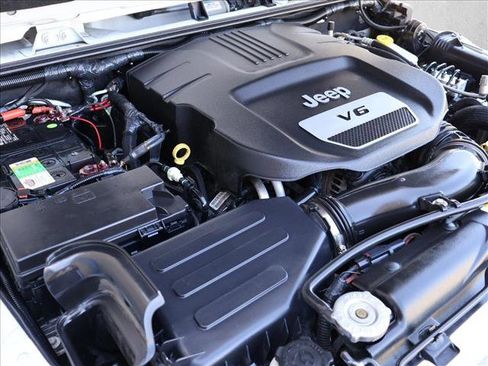 Used 2017 Jeep Wrangler Unlimited Sahara w/ Connectivity Group AWD/4WD image 27