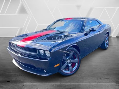 Used 2013 Dodge Challenger SXT image 2