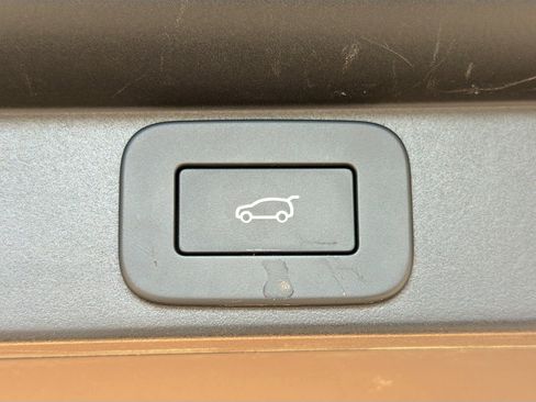 Used 2025 Land Rover Range Rover SE image 12