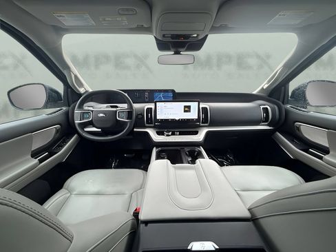 Used 2025 Ford Expedition Active RWD image 8