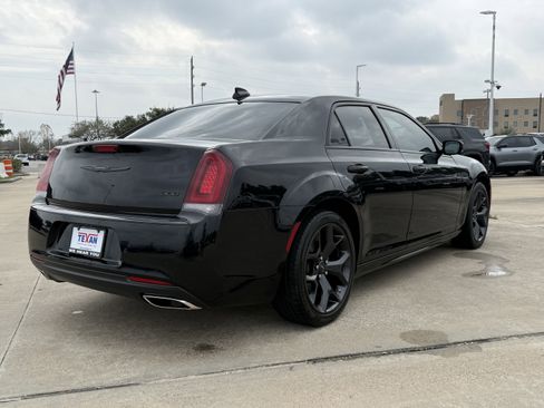 Used 2023 Chrysler 300 Touring L w/ Comfort Group image 5