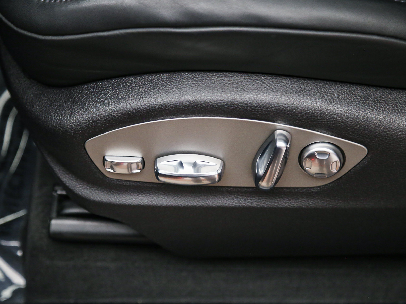 Certified 2026 Porsche Macan AWD/4WD image 25