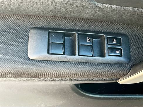 Used 2012 Nissan Rogue SV w/ Premium Pkg image 18