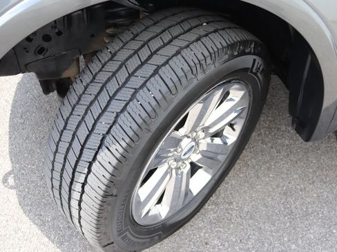 Used 2019 Ford F150 Lariat w/ Equipment Group 502A Luxury AWD/4WD image 5