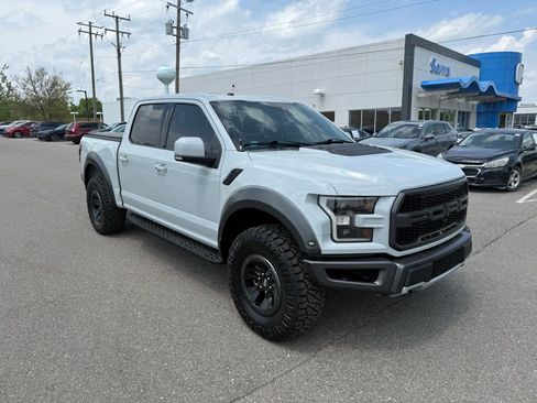 Used 2017 Ford F150 Raptor w/ Equipment Group 802A Luxury AWD/4WD image 4