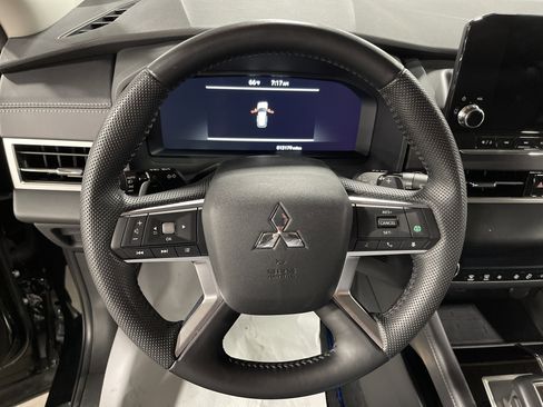 Used 2023 Mitsubishi Outlander SE image 18