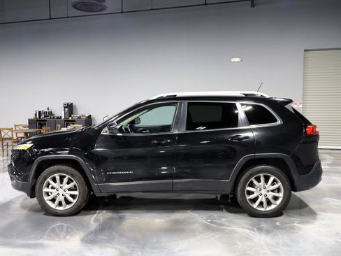 Used 2018 Jeep Cherokee Limited AWD/4WD image 4