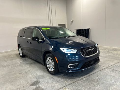 Used 2024 Chrysler Pacifica Touring-L FWD image 4