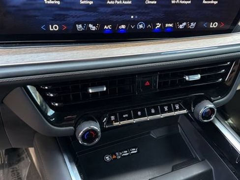 Used 2025 Chevrolet Suburban High Country AWD/4WD image 31