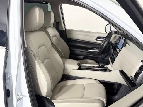 Used 2025 Nissan Pathfinder SL FWD image 31