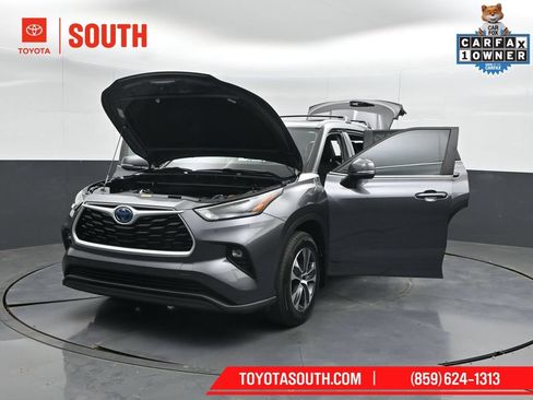 Used 2024 Toyota Highlander XLE AWD/4WD image 60