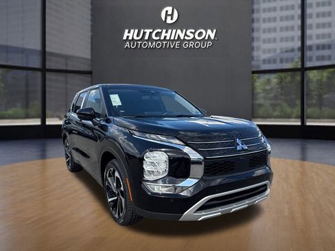 Used 2024 Mitsubishi Outlander SE image 1