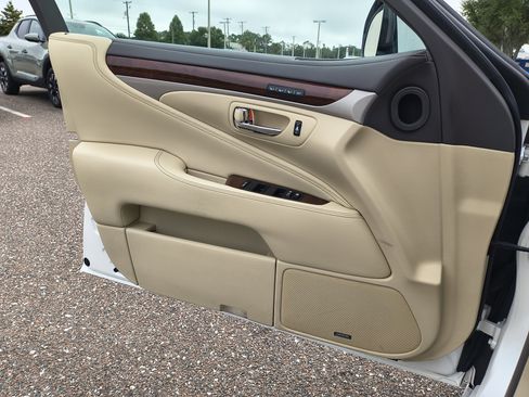 Used 2016 Lexus LS 460 w/ Comfort Package RWD image 26