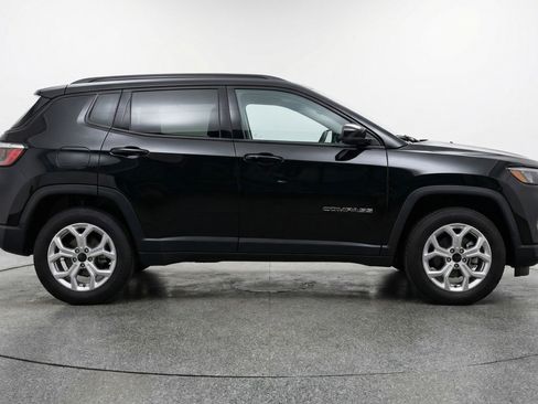 Used 2025 Jeep Compass Latitude image 11