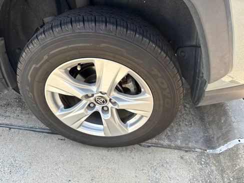 Used 2021 Toyota RAV4 XLE w/ Carpet Mat Package (TMS) FWD image 9
