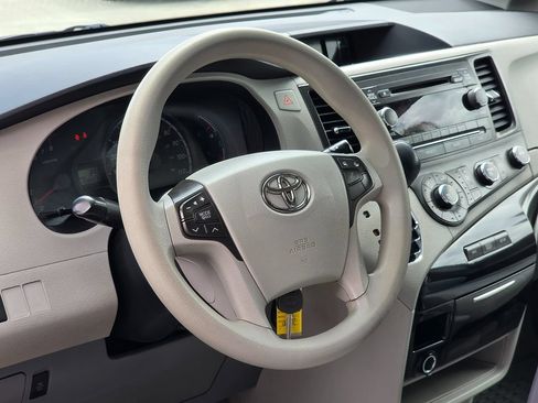 Used 2012 Toyota Sienna LE w/ Preferred Pkg FWD image 21