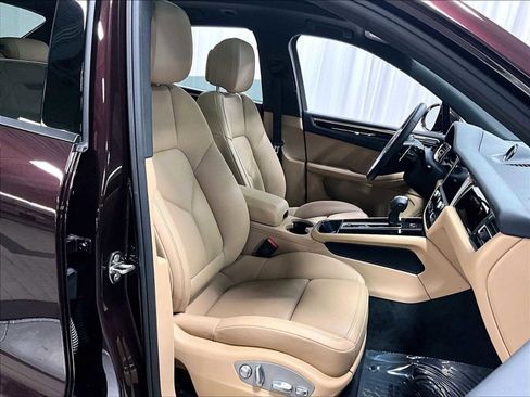 Used 2025 Porsche Macan image 30