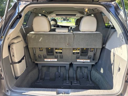 Used 2015 Toyota Sienna XLE w/ XLE Navigation Package FWD image 17
