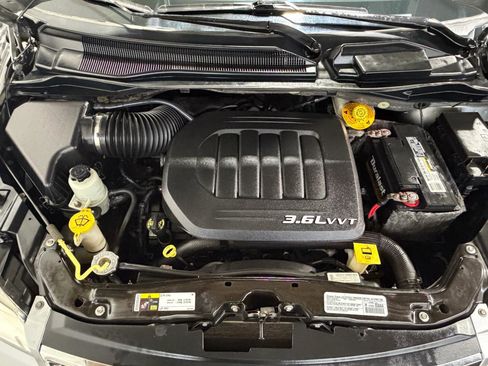 Used 2014 Chrysler Town & Country Touring FWD image 28