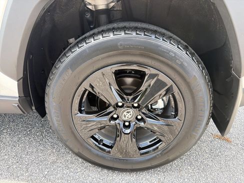 Certified 2024 Toyota Venza LE AWD/4WD image 30