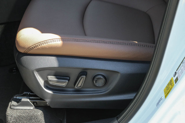Used 2026 Toyota Corolla Cross XLE w/ Convenience Package FWD image 26