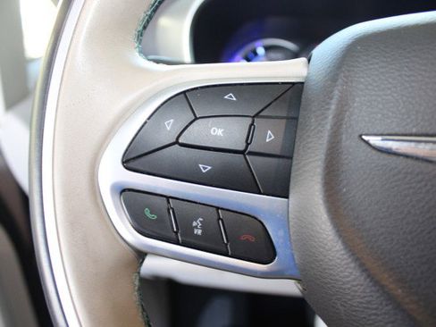 Used 2017 Chrysler Pacifica Platinum FWD image 18