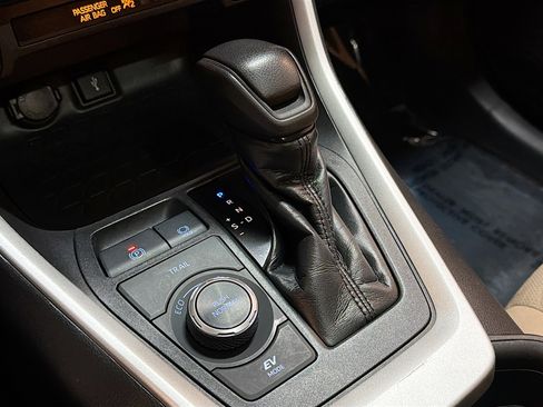 Used 2020 Toyota RAV4 XLE w/ Convenience Package image 24