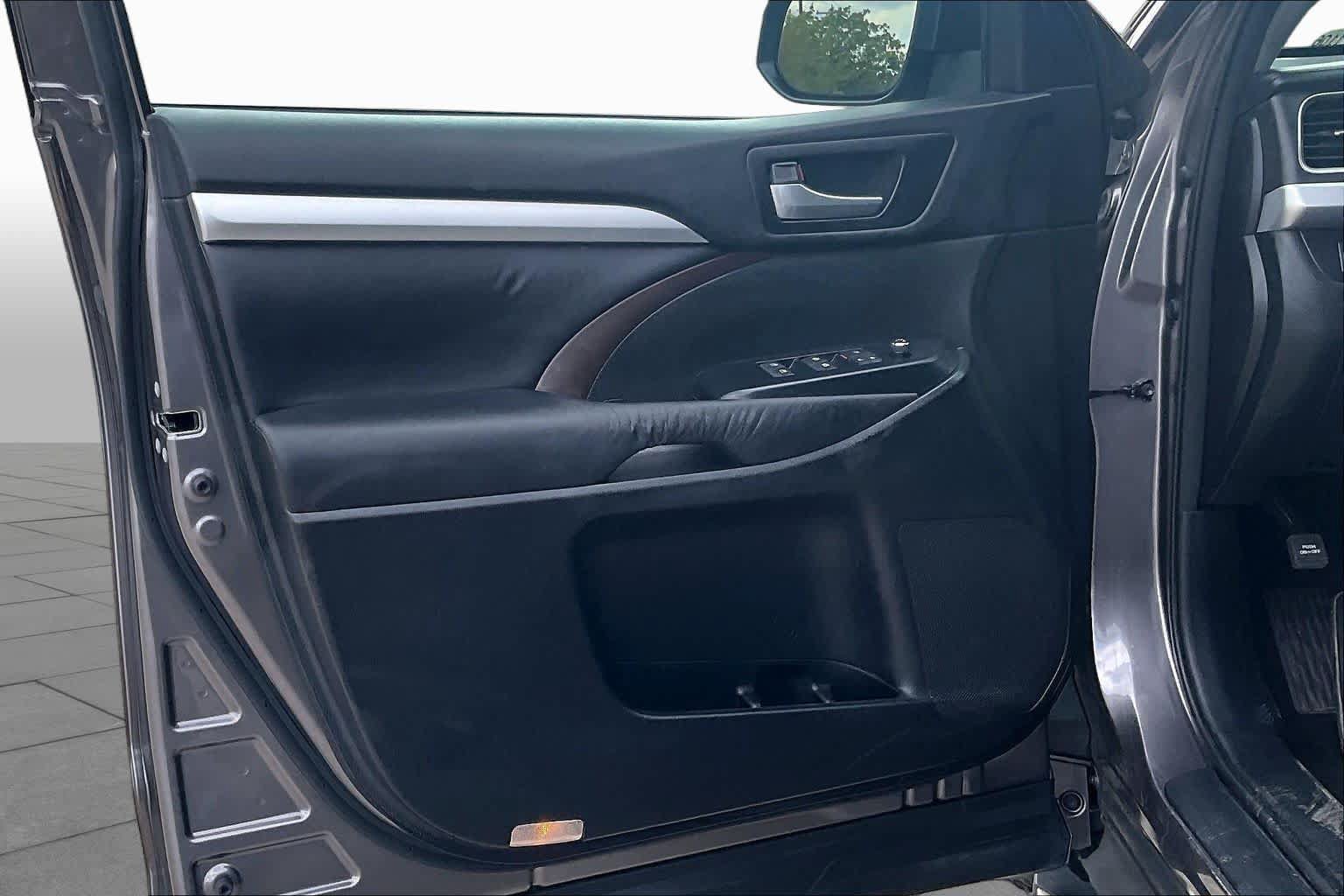 Used 2016 Toyota Highlander XLE FWD image 21